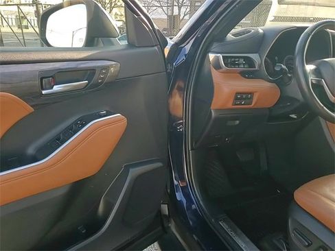 Used 2023 Toyota Highlander Platinum image 7