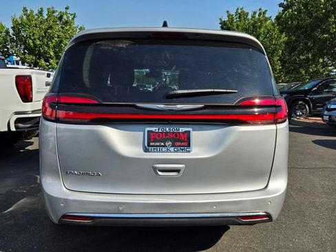 Used 2023 Chrysler Pacifica Touring-L FWD image 5