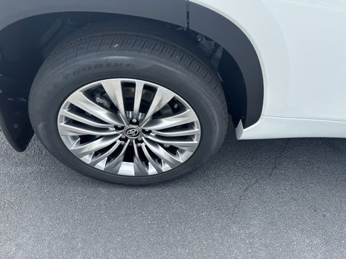 New 2026 Toyota Highlander Platinum AWD/4WD image 11