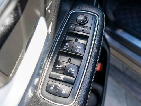 Used 2019 RAM 1500 Laramie AWD/4WD image 16