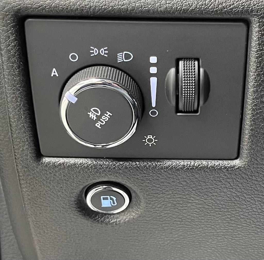 Used 2017 Jeep Grand Cherokee Trailhawk AWD/4WD image 32