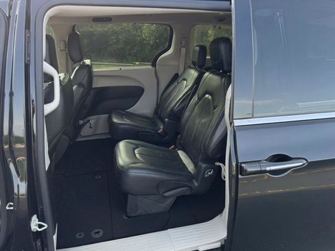 Used 2021 Chrysler Pacifica Touring-L FWD image 12