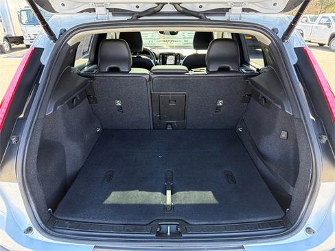 Used 2021 Volvo XC40 T4 Momentum image 18