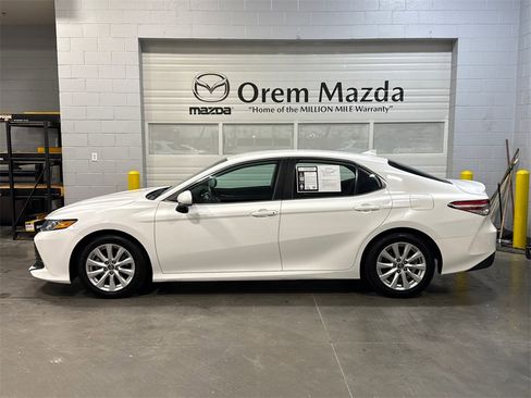 Used 2020 Toyota Camry LE image 27