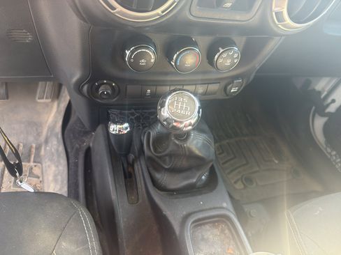 Used 2016 Jeep Wrangler Unlimited Sahara w/ Connectivity Group AWD/4WD image 10