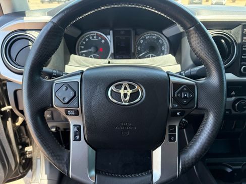 Used 2021 Toyota Tacoma SR5 AWD/4WD image 12