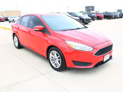Used 2016 Ford Focus SE w/ SE Power Seat Package FWD image 7