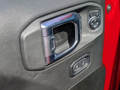 Used 2025 Jeep Wrangler Sahara AWD/4WD image 12