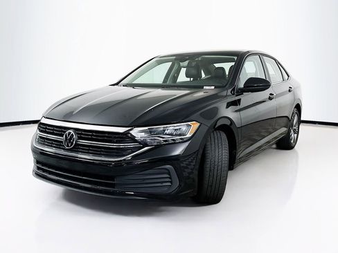Used 2023 Volkswagen Jetta SE image 3