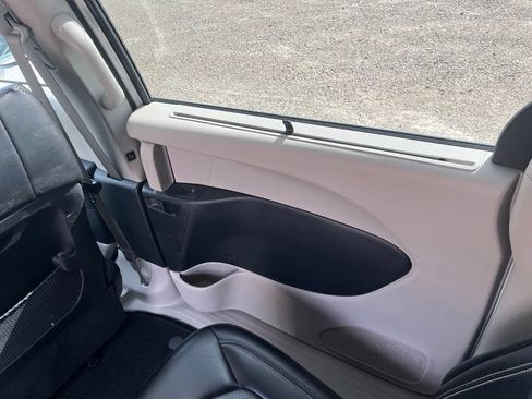 Used 2023 Chrysler Pacifica Touring-L FWD image 34