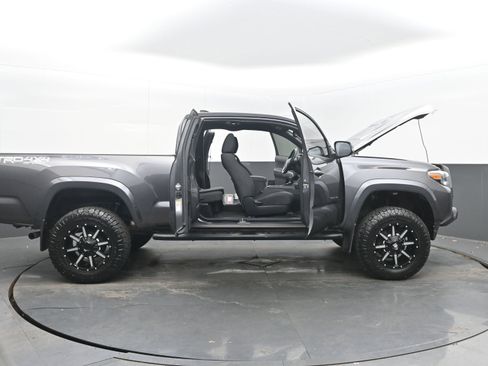 Used 2019 Toyota Tacoma TRD Sport w/ Technology Package image 41