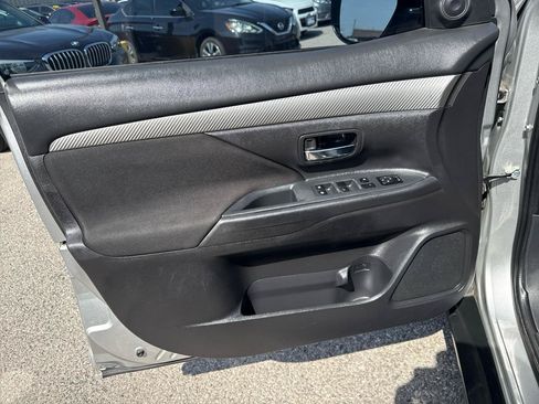 Used 2022 Mitsubishi Outlander ES FWD image 12