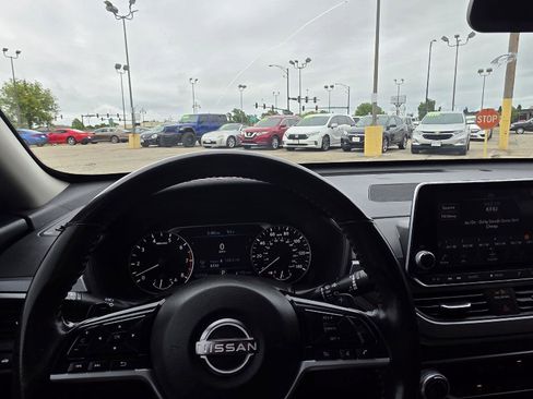 Used 2023 Nissan Altima 2.5 SR FWD image 22