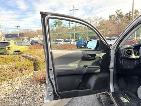 Used 2020 Toyota Tacoma SR image 11