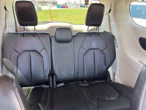 Used 2018 Chrysler Pacifica Touring-L Plus image 21