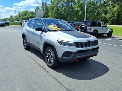 Used 2025 Jeep Compass Trailhawk w/ Trailhawk Elite Group AWD/4WD image 4
