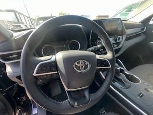 Used 2025 Toyota Highlander LE image 14