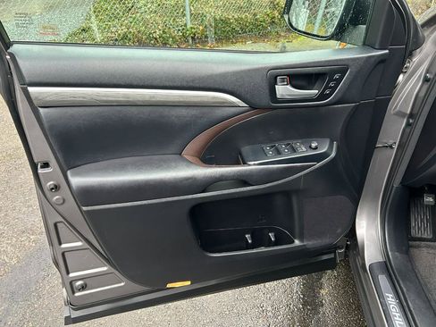 Used 2017 Toyota Highlander Limited image 9