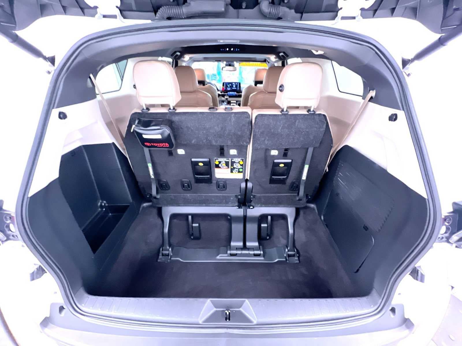 Used 2024 Toyota Sienna XLE FWD image 44
