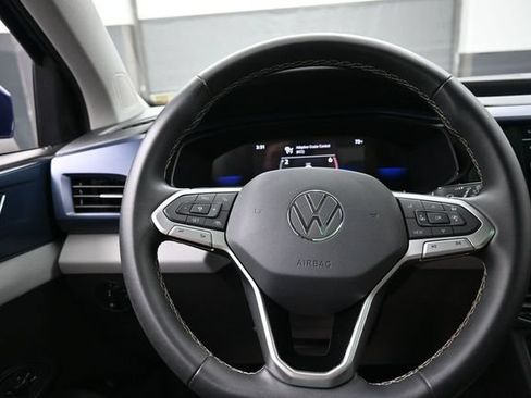 Used 2023 Volkswagen Taos SE w/ Panoramic Sunroof Package FWD image 8