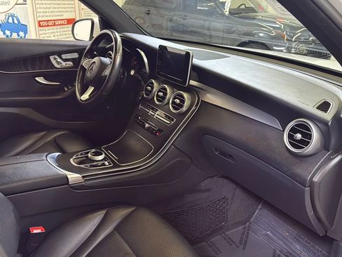Used 2018 Mercedes-Benz GLC 300 4MATIC w/ Premium Package image 17