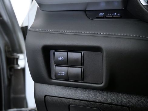 Used 2020 Toyota Highlander XLE AWD/4WD image 23