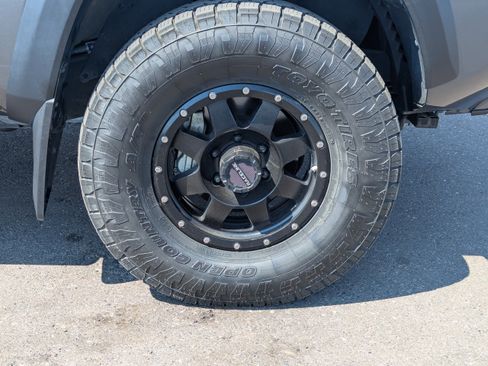 Used 2018 Toyota Tacoma TRD Off-Road w/ Technology Package AWD/4WD image 47