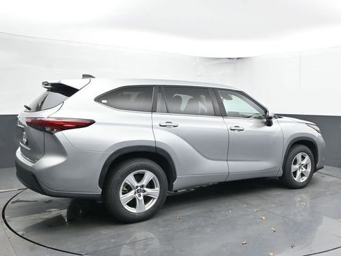 Used 2023 Toyota Highlander LE image 11