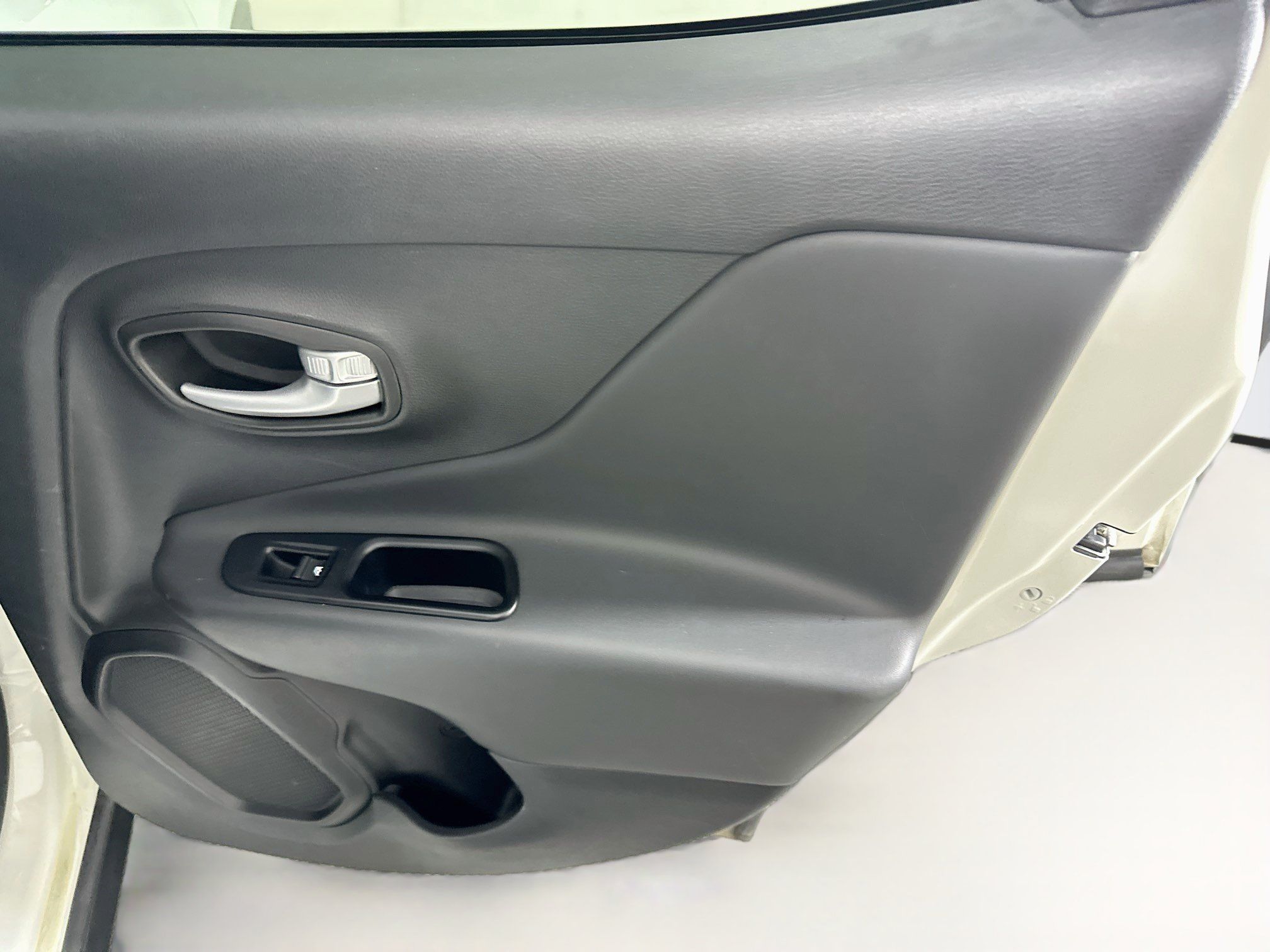 Used 2023 Jeep Renegade Latitude AWD/4WD image 29
