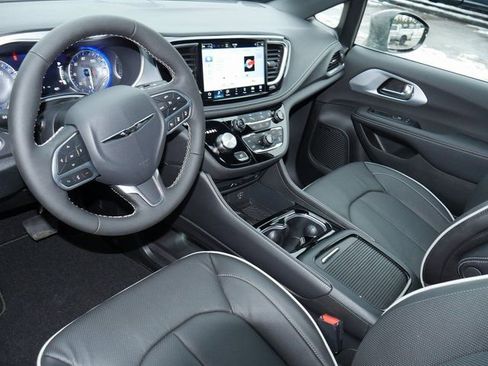 New 2026 Chrysler Pacifica Limited w/ Uconnect Theater Family Group AWD/4WD image 17