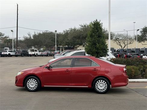 Used 2012 Toyota Camry L image 4