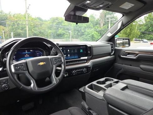 Used 2022 Chevrolet Silverado 1500 LT AWD/4WD image 2