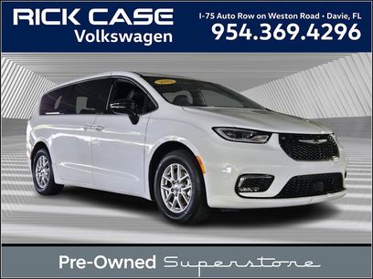 Used 2025 Chrysler Pacifica Select