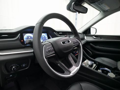 Used 2023 Jeep Grand Cherokee Limited w/ Black Appearance Package image 8