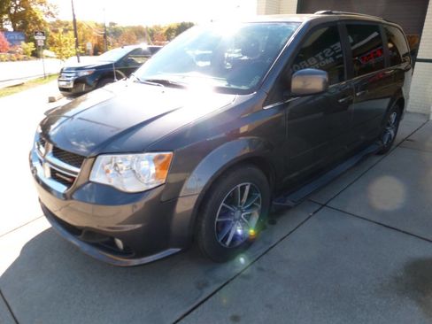 Used 2017 Dodge Grand Caravan SXT image 4