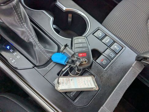 Used 2024 Toyota Highlander LE image 31