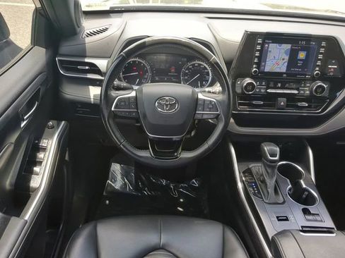 Used 2021 Toyota Highlander XSE FWD image 16