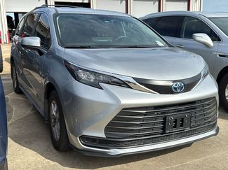 Used 2025 Toyota Sienna LE FWD video 2