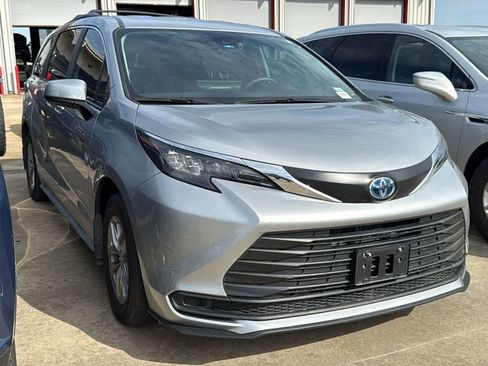 Used 2025 Toyota Sienna LE FWD image 2