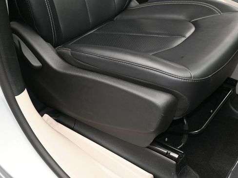 Used 2024 Chrysler Pacifica Select image 49