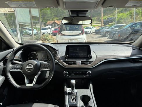 Used 2025 Nissan Altima 2.5 SV FWD image 35