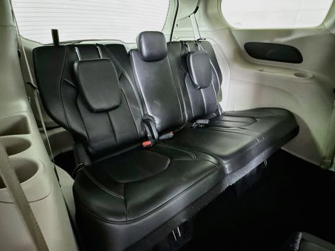 Used 2024 Chrysler Pacifica Touring-L FWD image 26