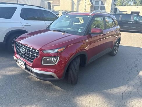 Used 2024 Hyundai Venue Limited FWD image 3