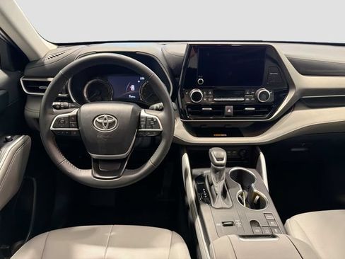 Certified 2024 Toyota Highlander XLE AWD/4WD image 17