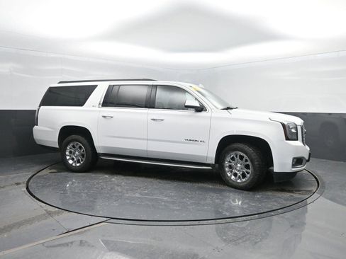 Used 2017 GMC Yukon XL SLT image 3