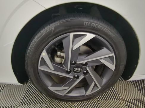 Used 2025 Hyundai Elantra SEL FWD image 17