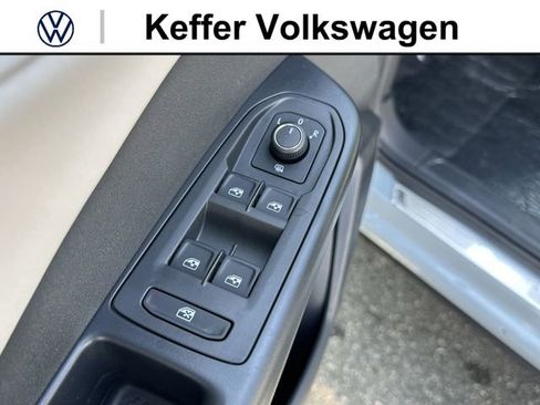 New 2026 Volkswagen Taos SE FWD image 15