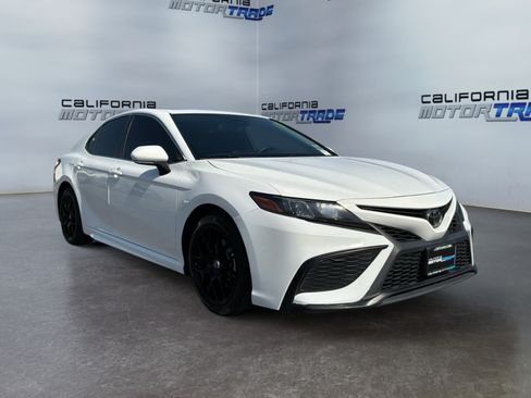 Used 2023 Toyota Camry SE w/ Convenience Package FWD image 3