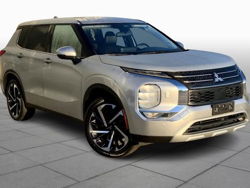 Used 2023 Mitsubishi Outlander SE image 2