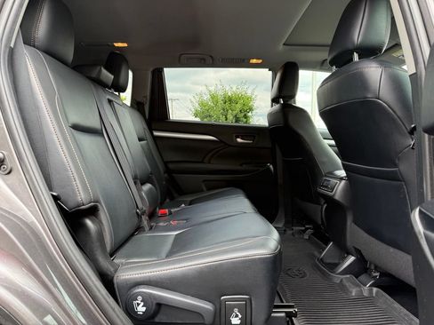 Used 2019 Toyota Highlander XLE AWD/4WD image 18